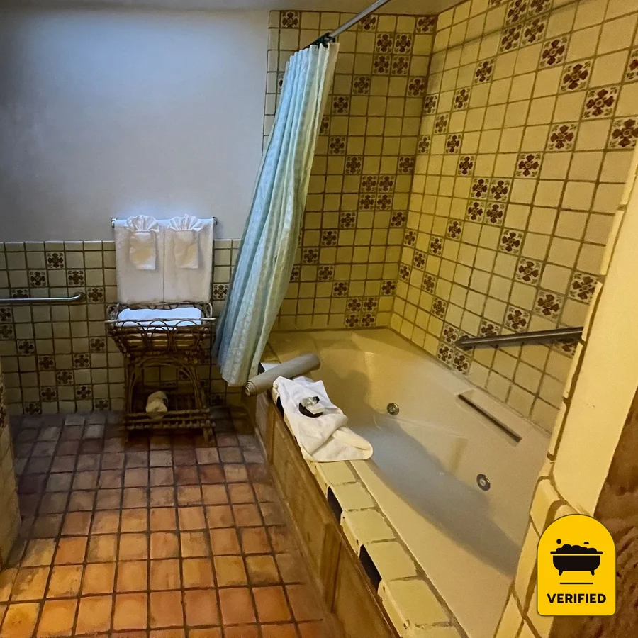 Inn at the Delta: the Queen Jetted Tub Suite in Espanola, NM