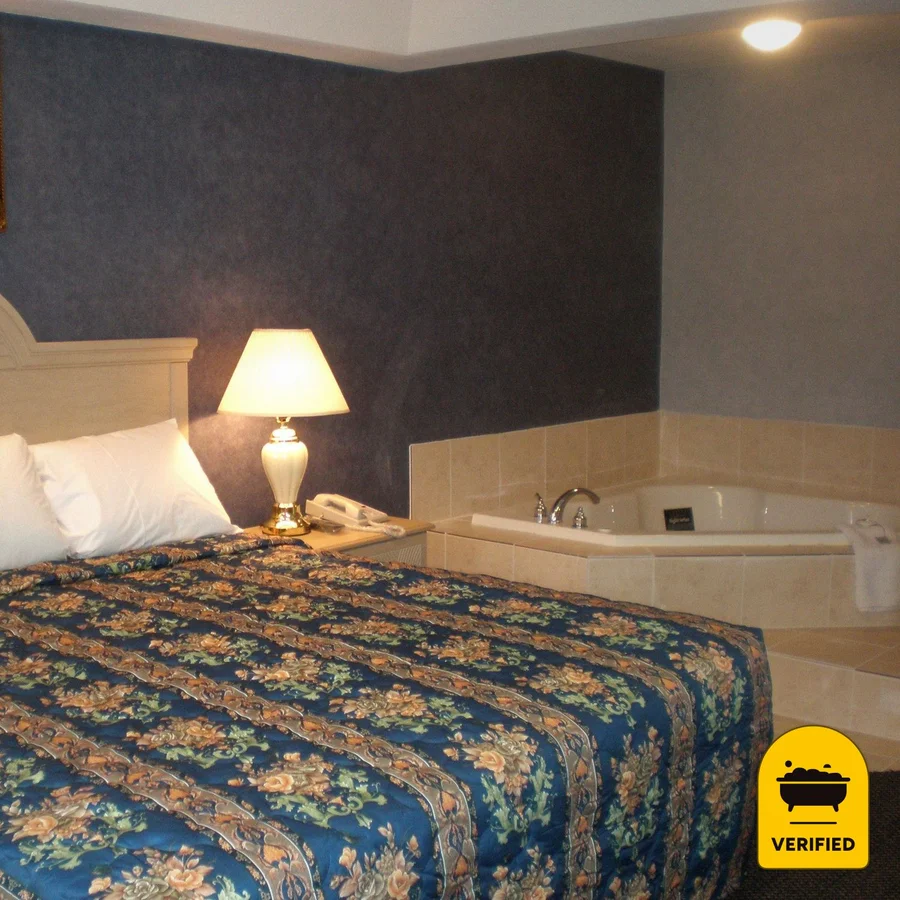 Village Inn & Suites - Smithville: the King Room with Jetted Tub in Smithville, NJ
