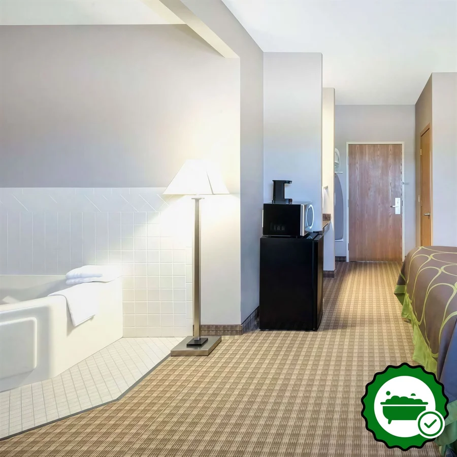 Super 8 by Wyndham Carroll/East - Verified Jacuzzi In-Room
