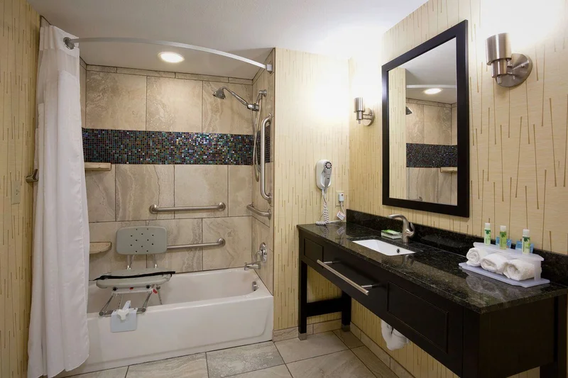Holiday Inn Express & Suites Fort Dodge By IHG - Featured hot tub