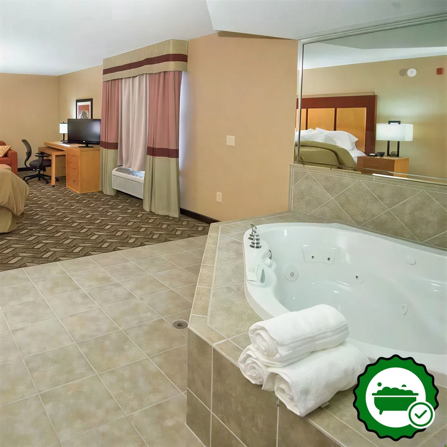Comfort Suites Airport - Verified Jacuzzi In-Room
