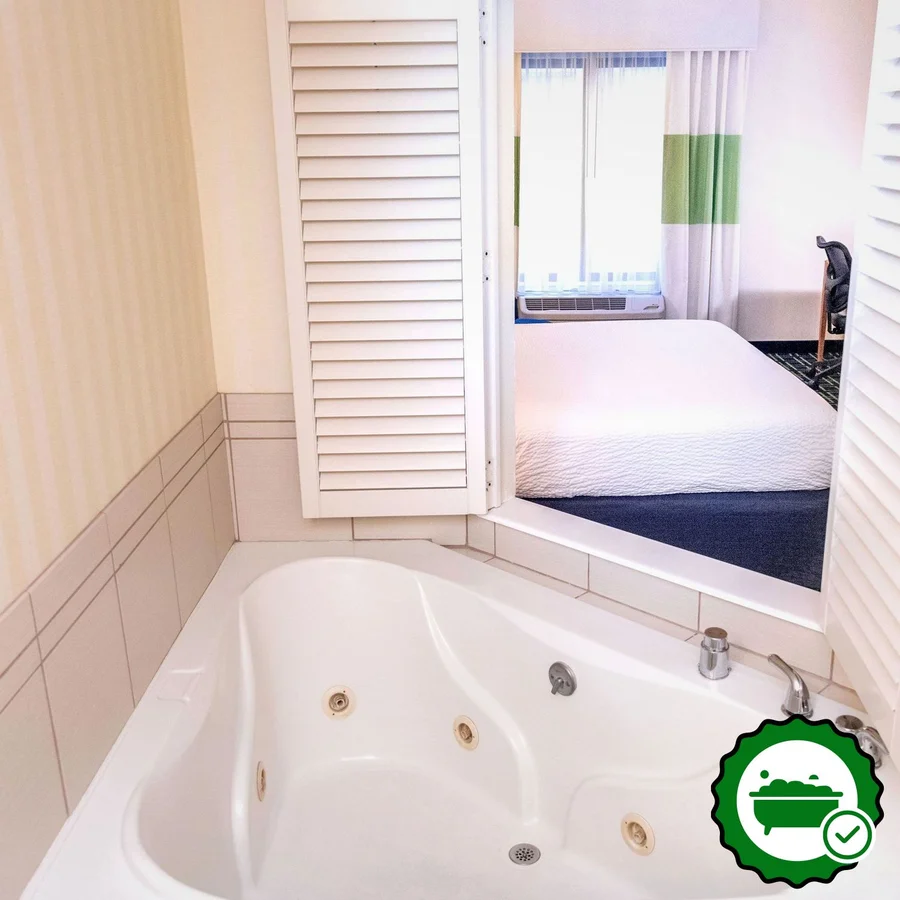 Fairfield Inn & Suites by Marriott Muskegon Norton Shores - Verified Jacuzzi In-Room