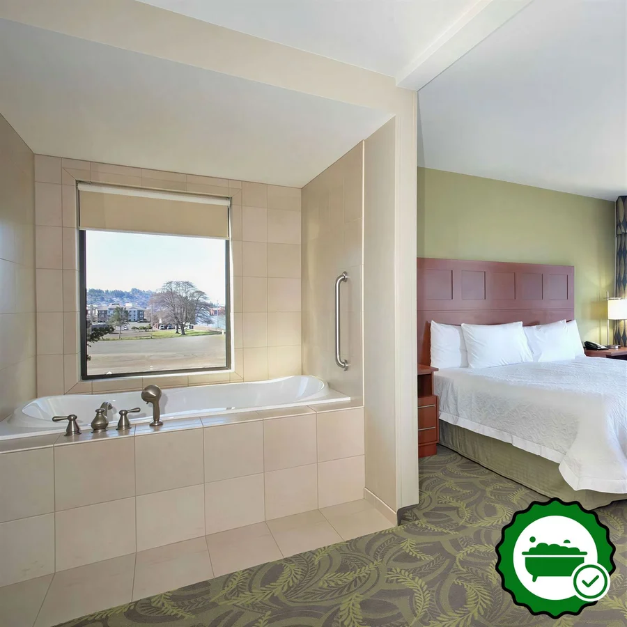 Hampton Inn & Suites Astoria - Verified Jacuzzi In-Room