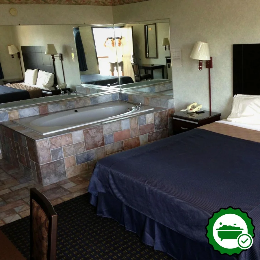 Del Amo Inn - Verified Jacuzzi In-Room