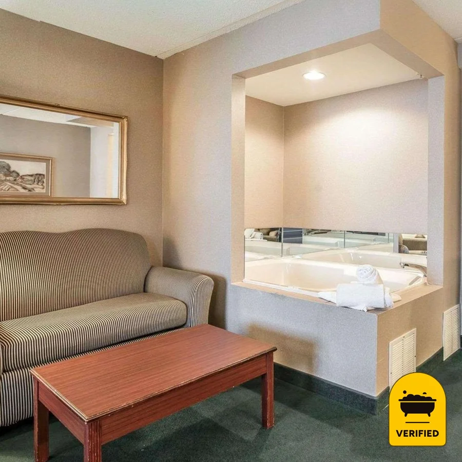 The Marx Hotel - Downtown - University Area: the King Whirlpool Suite in Oneonta, NY