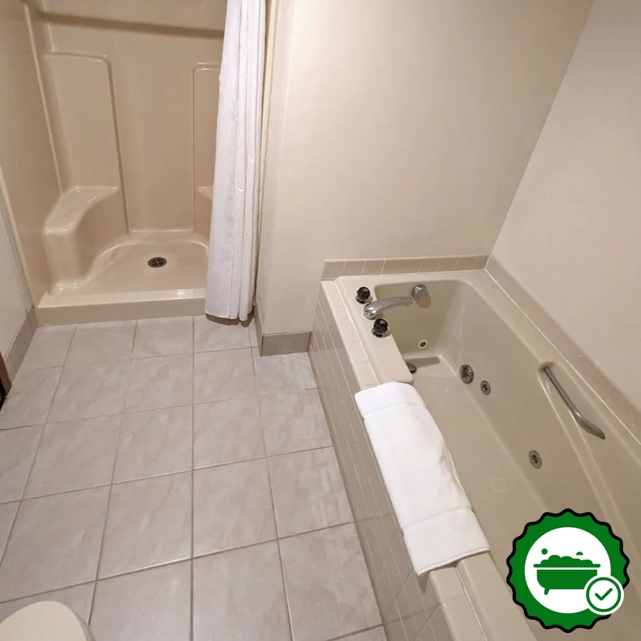 Woodfield Inn and Suites - Verified Jacuzzi In-Room