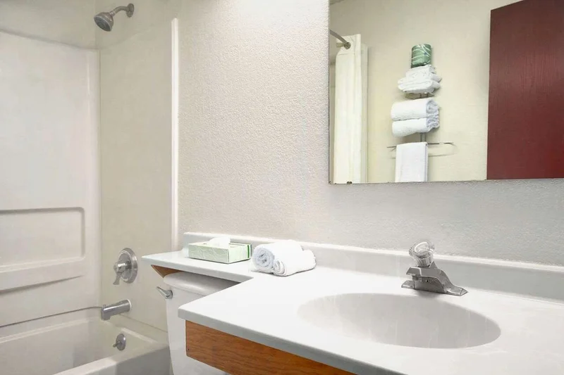 Super 8 by Wyndham Canton / Livonia Area - Featured hot tub