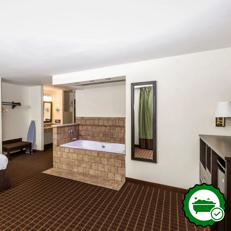 Baymont by Wyndham Louisville South I 65 - Verified Jacuzzi In-Room