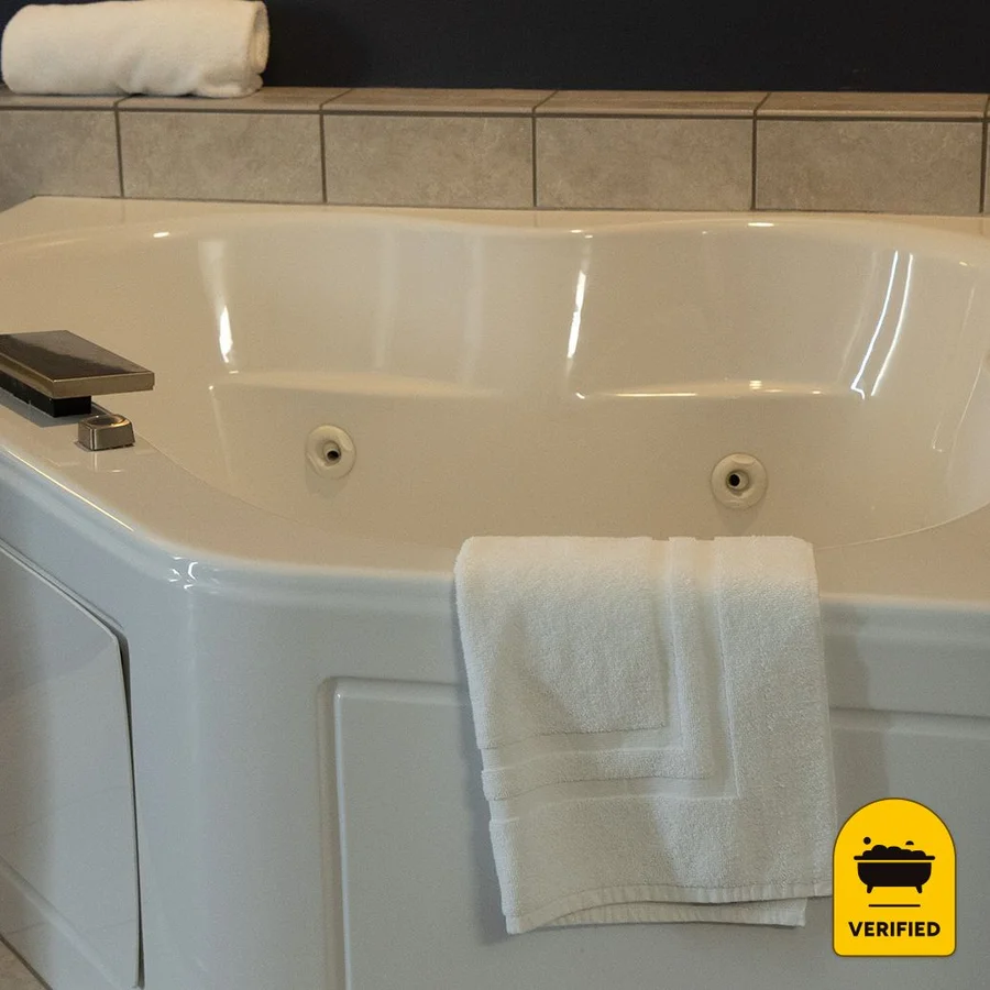 Ivey's Motor Lodge: the King Whirlpool Deluxe Room in Houlton, ME