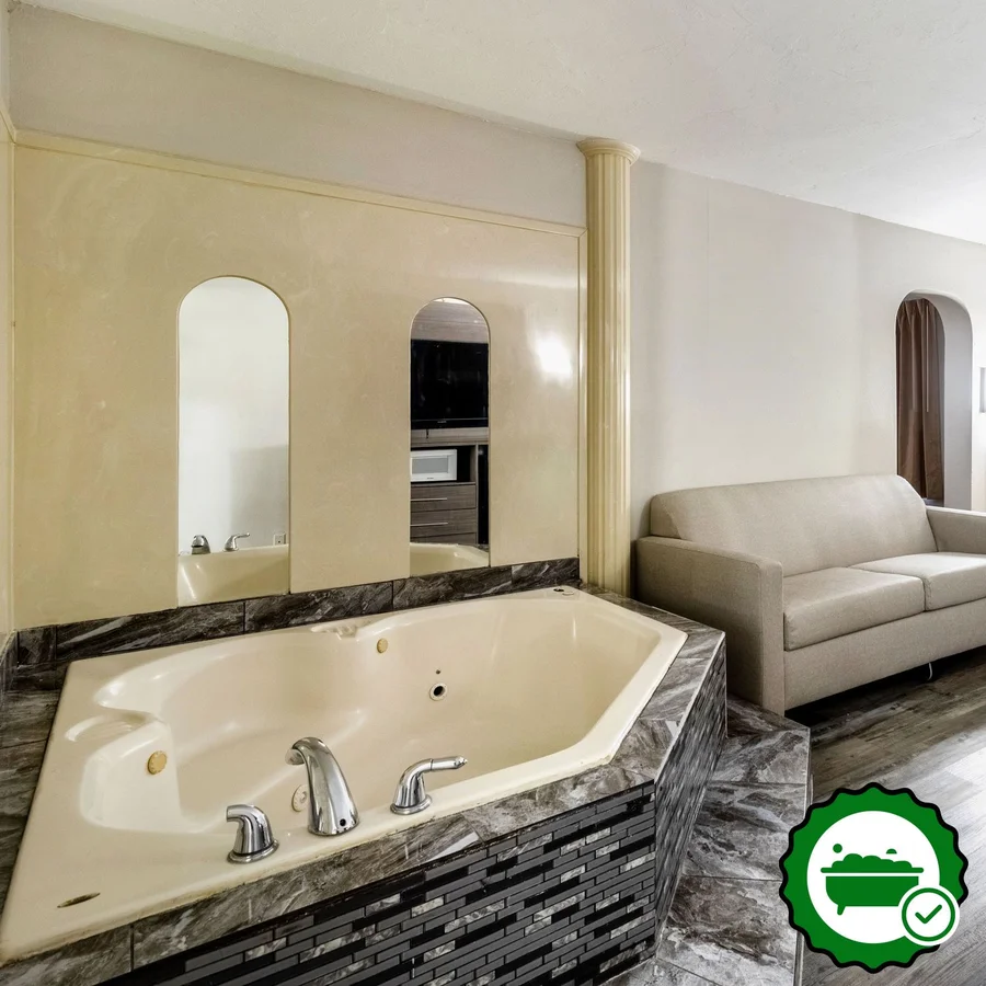 Red Roof Inn & Suites Jackson, TN - Verified Jacuzzi In-Room
