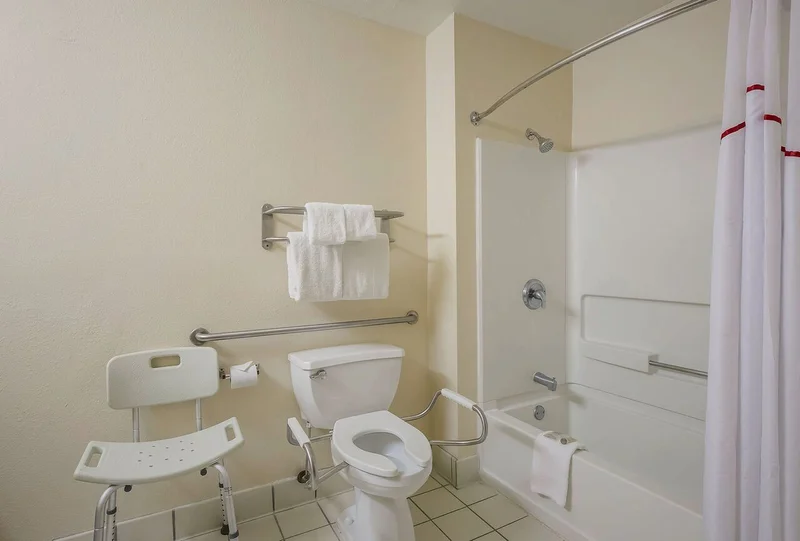 Red Roof Inn & Suites Knoxville East - Featured hot tub