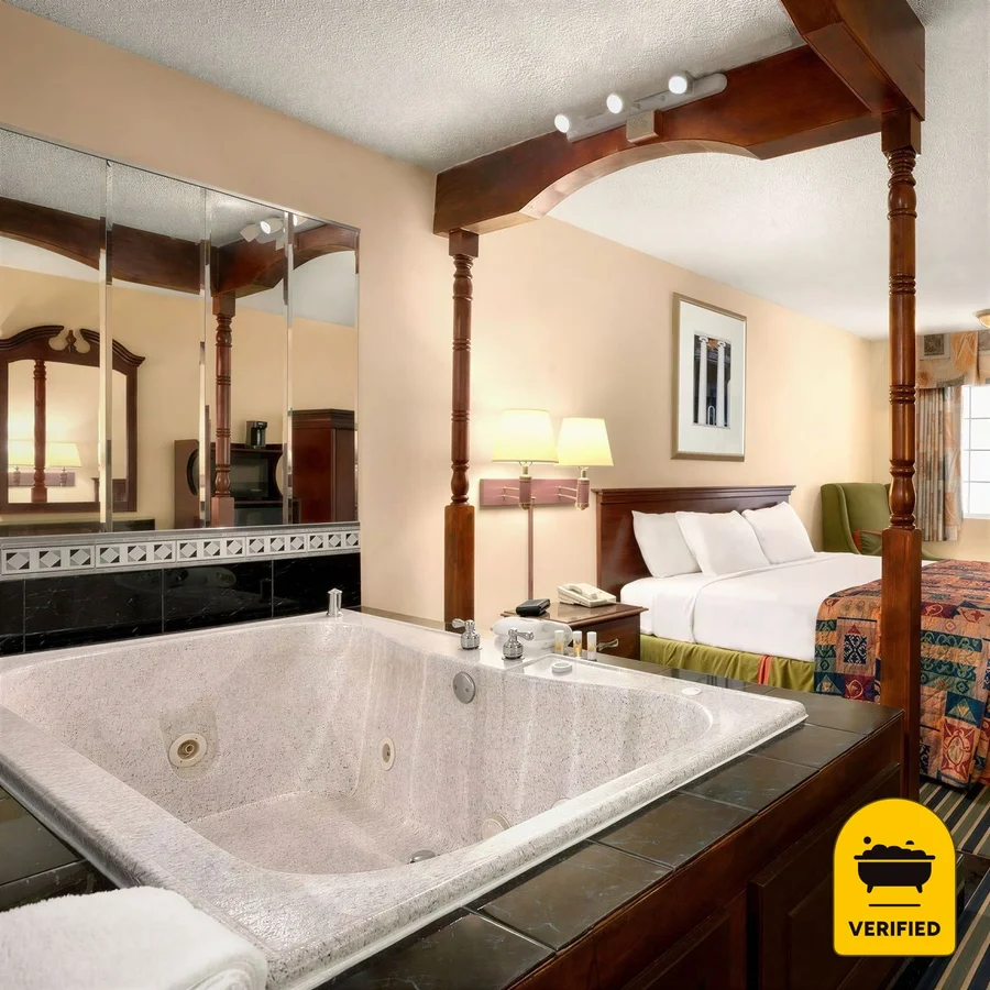 Days Inn by Wyndham Towson: the King Studio Suite in Towson, MD