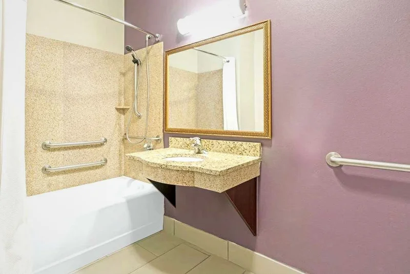 La Quinta Inn Ste Okc Yukon - Featured hot tub