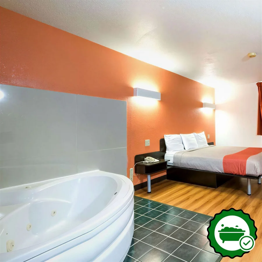 Motel 6 Davenport - Verified Jacuzzi In-Room