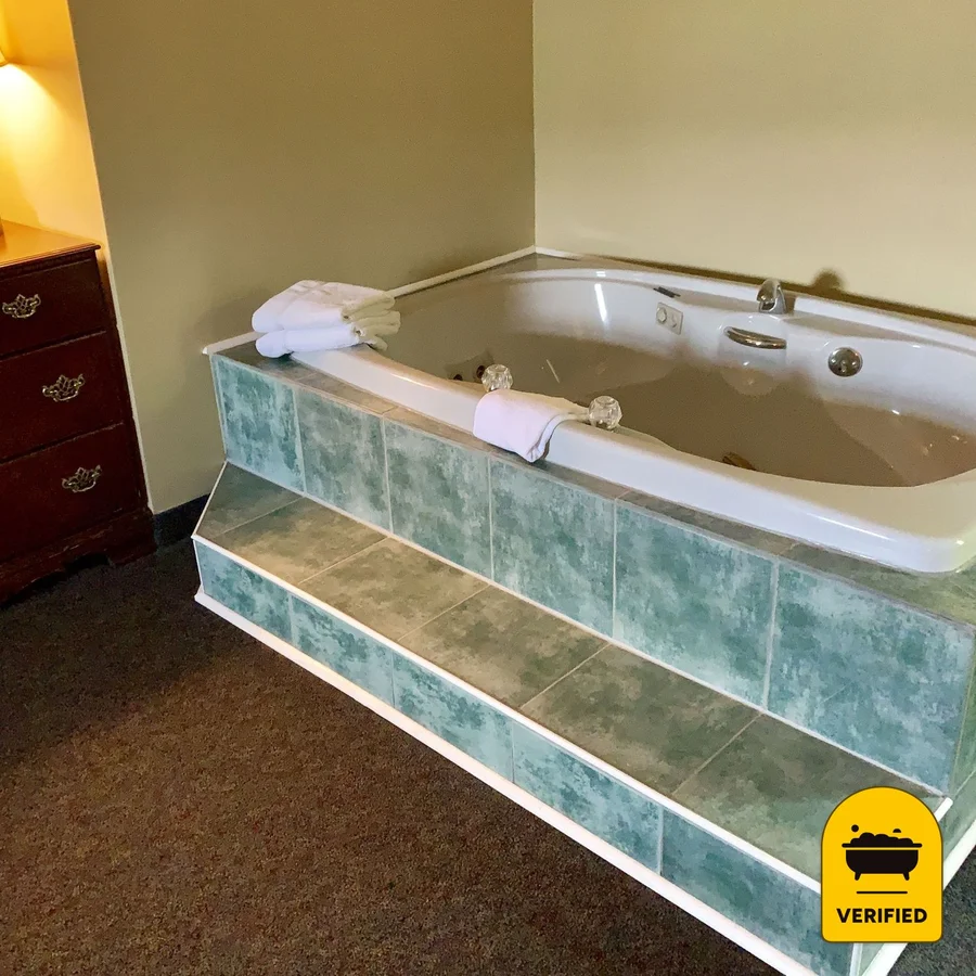 Fred's Inn: the Deluxe King Jacuzzi Suite in Norwich, NY