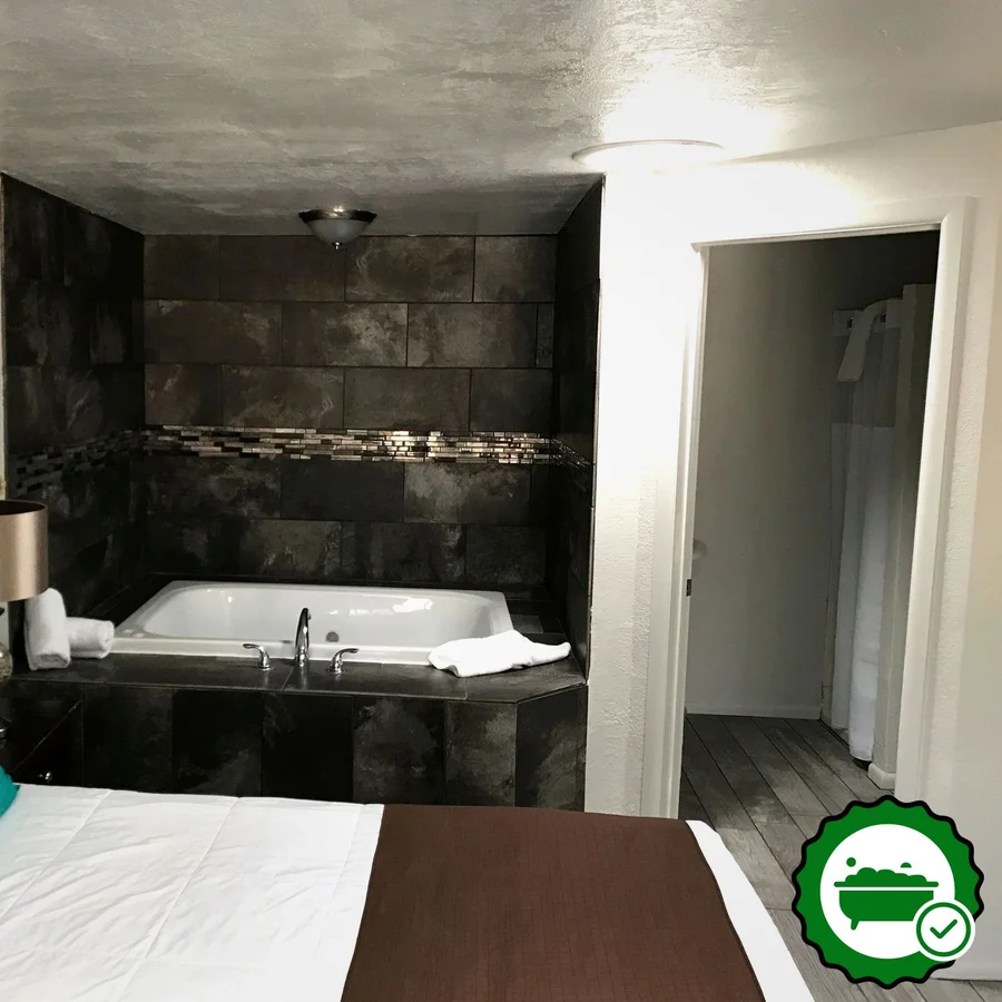 Oak Creek Terrace Resort - Verified Jacuzzi In-Room