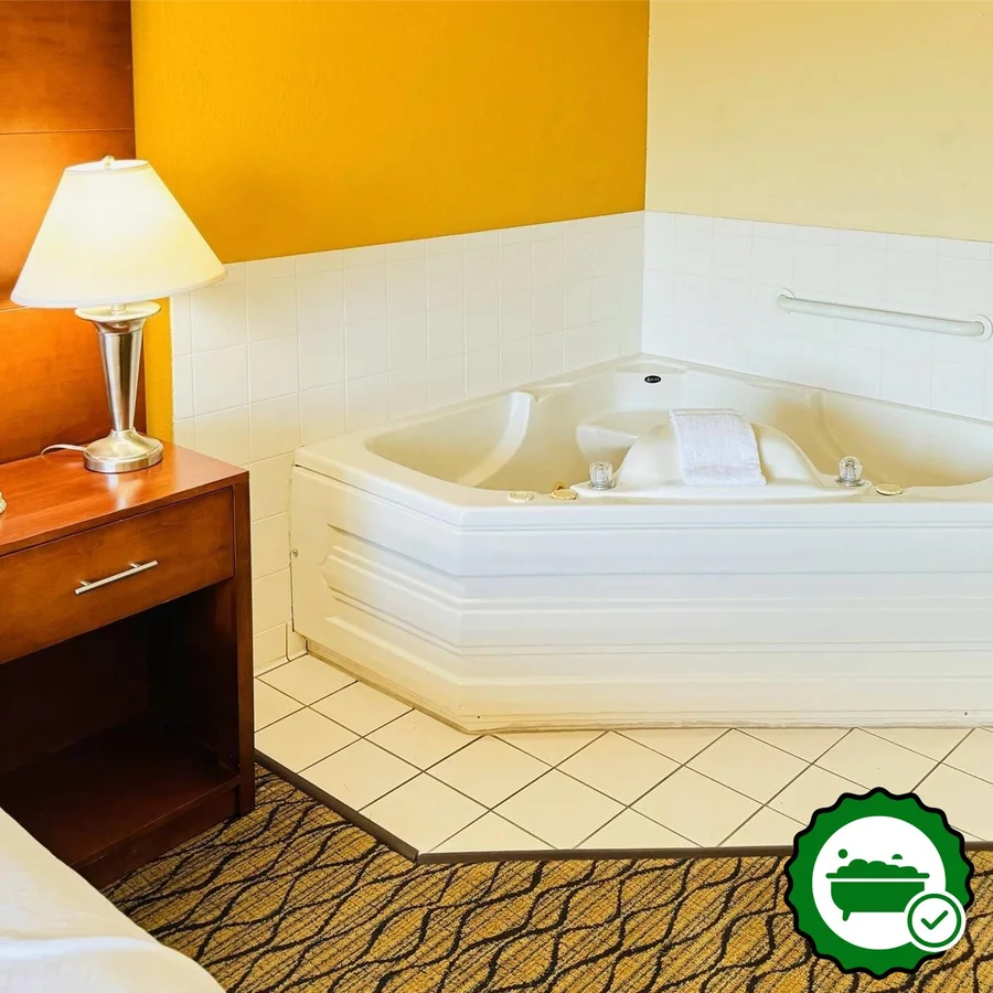 Country Inn & Suites by Radisson, Mishawaka, IN - Verified Jacuzzi In-Room