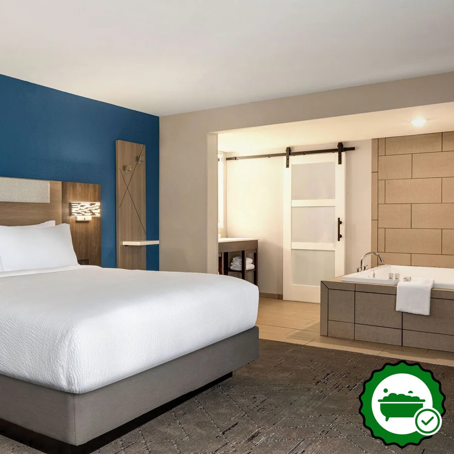 Holiday Inn Express & Suites Evansville Downtown By IHG - Verified Jacuzzi In-Room