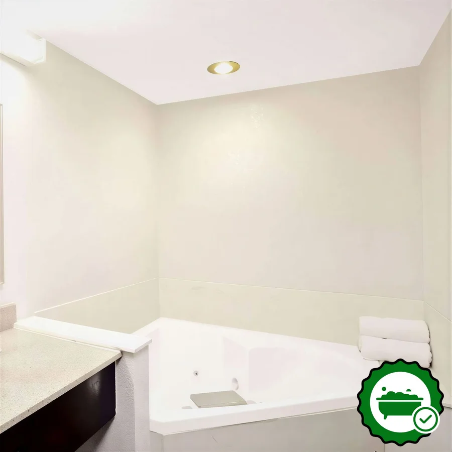 Super 8 by Wyndham Gainesville - Verified Jacuzzi In-Room