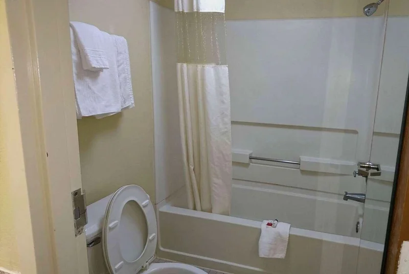 Travelodge by Wyndham Knoxville East - Featured hot tub
