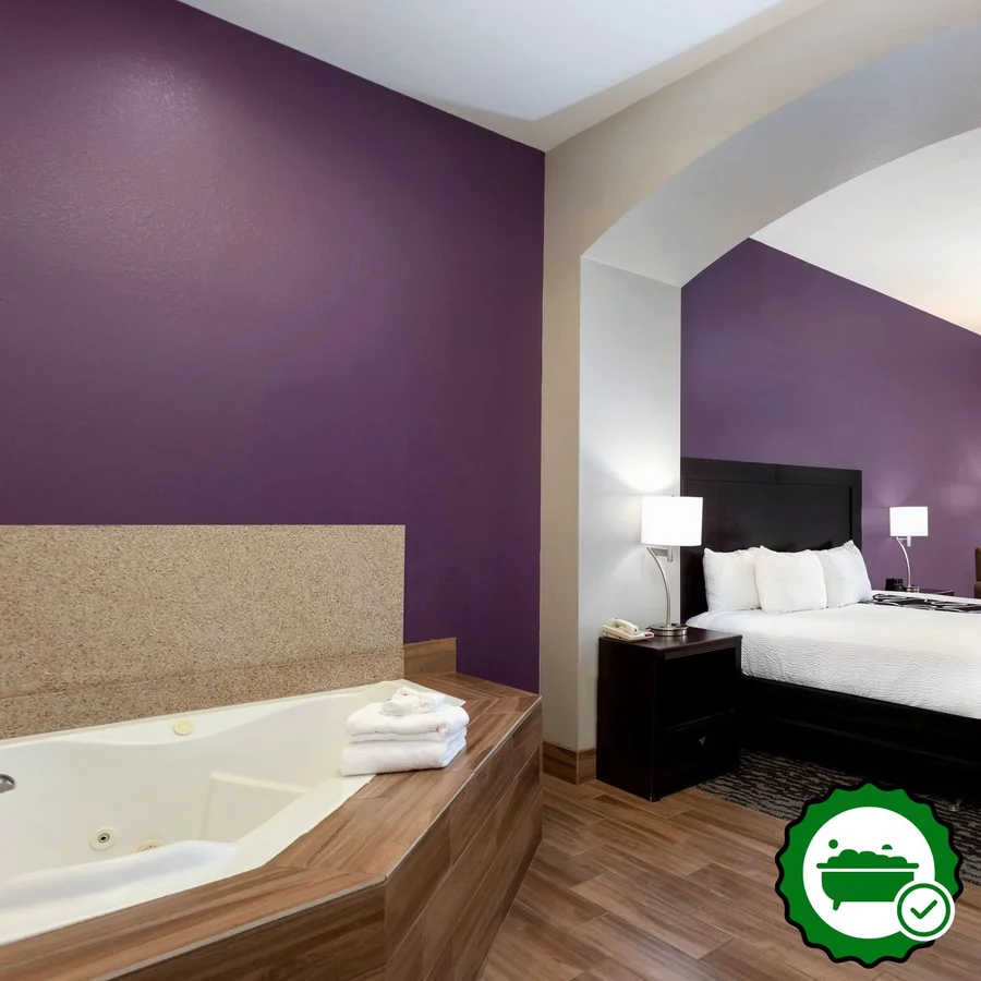 La Quinta Inn & Suites by Wyndham Huntsville Airport Madison - Verified Jacuzzi In-Room