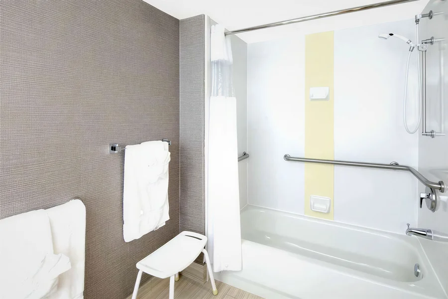 Wingate by Wyndham Greenville Airport - Featured hot tub