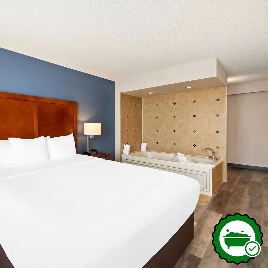Comfort Inn & Suites Omaha Central - Verified Jacuzzi In-Room