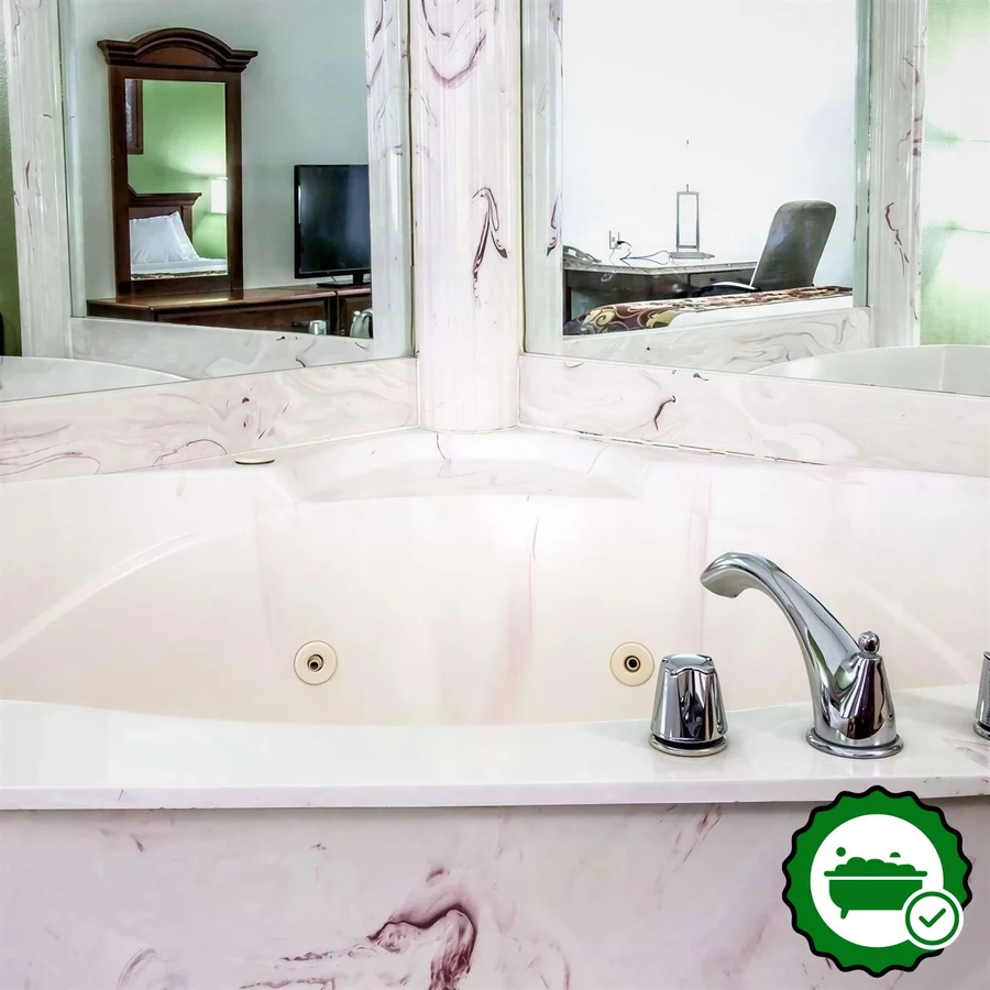 Clarion Inn I-94 Near Expo Center - Verified Jacuzzi In-Room