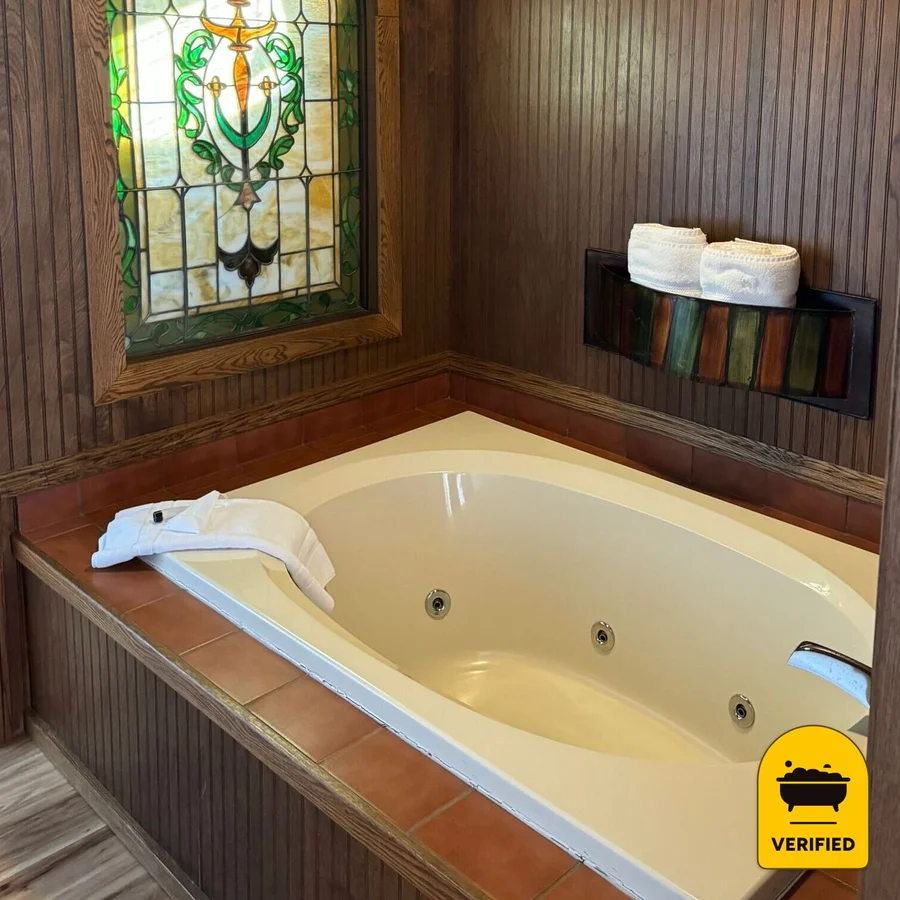 Fenway House Hotel: the Deluxe King Spa Suite in Fennimore, WI