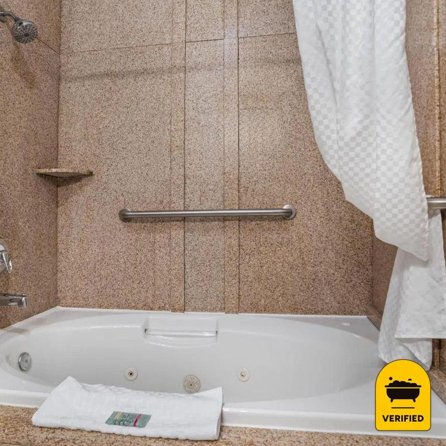 Best Western Wakulla Inn & Suites: the King Jetted Tub Suite in Crawfordville, FL