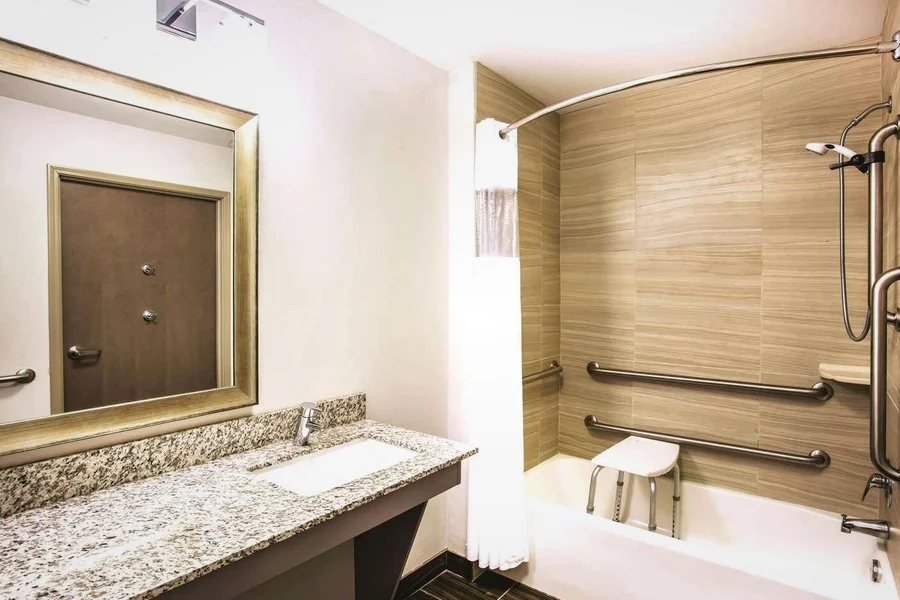 La Quinta Inn & Suites by Wyndham St. Paul-Woodbury - Featured hot tub