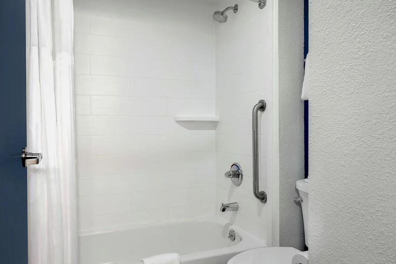 Spark By Hilton Evansville East In - Featured hot tub