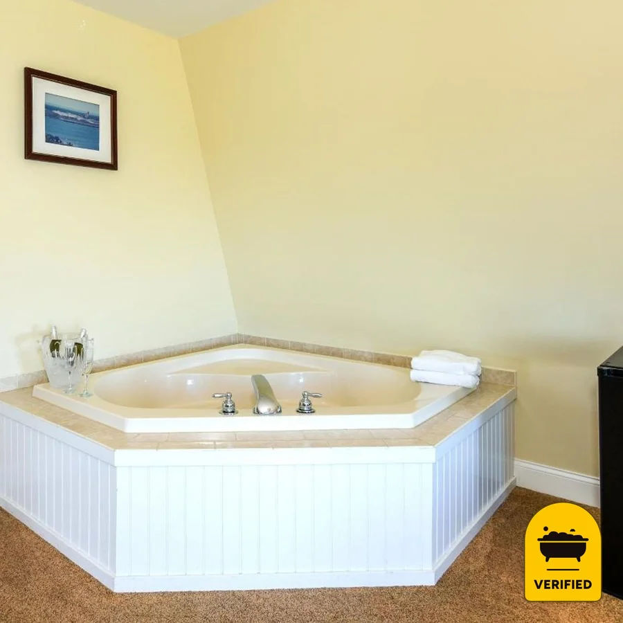 Payne's Harbor View Inn: the King Balcony Jacuzzi Suite in Block Island, RI