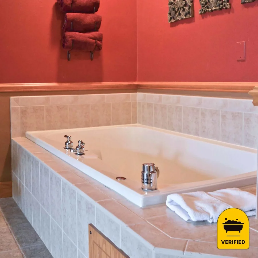 Settlement Inn and Lavender Spa: the Whirlpool Suite in Fish Creek, WI