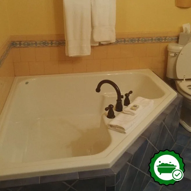 Pillow and Paddock Bed & Breakfast - Verified Jacuzzi In-Room