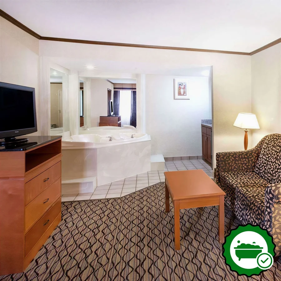 Baymont by Wyndham Canton - Verified Jacuzzi In-Room