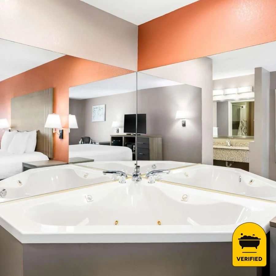 Best Western Gateway Inn: the Deluxe King Hot Tub Room in Yazoo City, MS