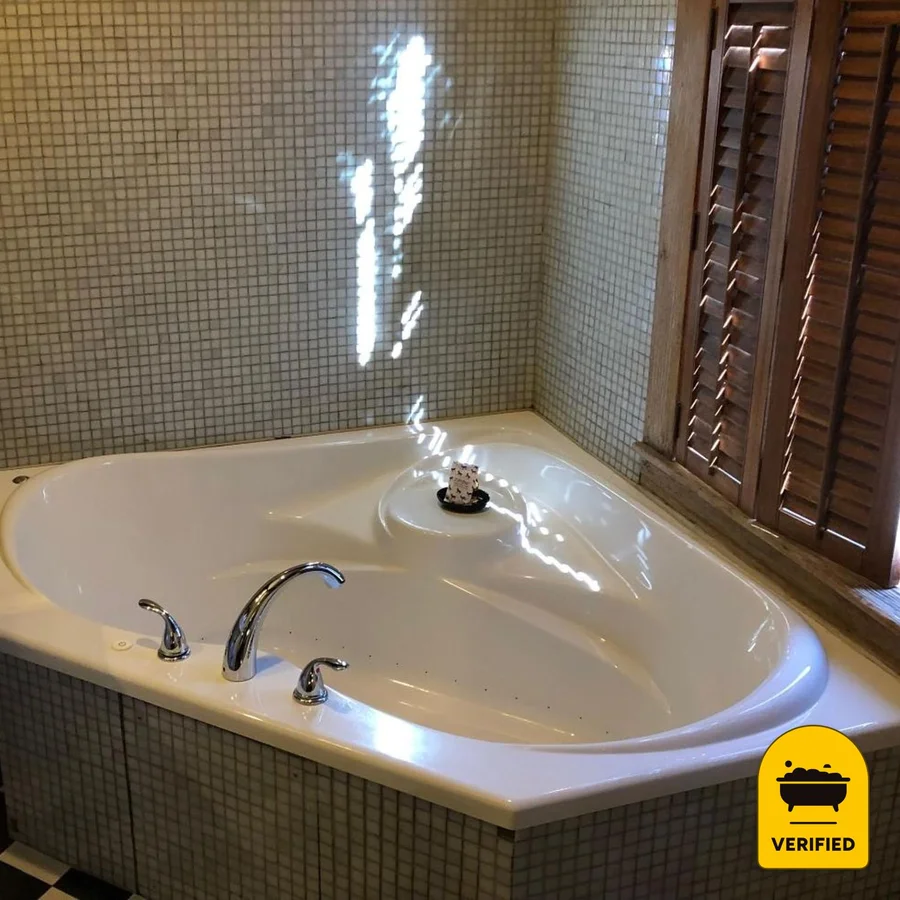 Hotel Frederick: the King Jetted Tub Room in Boonville, MO