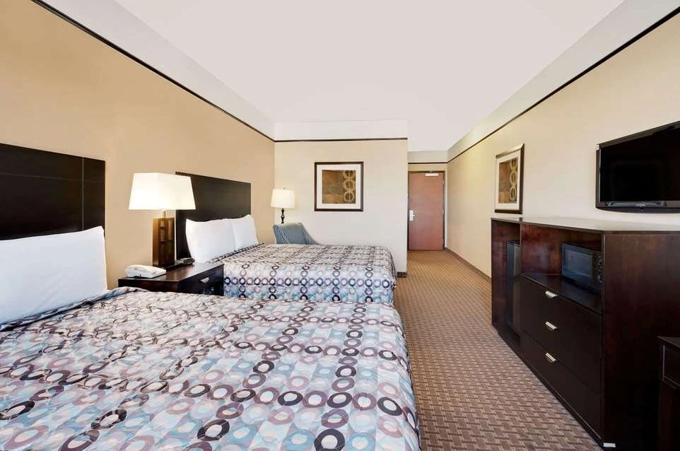 Super 8 by Wyndham Odessa TX - Guest Room image