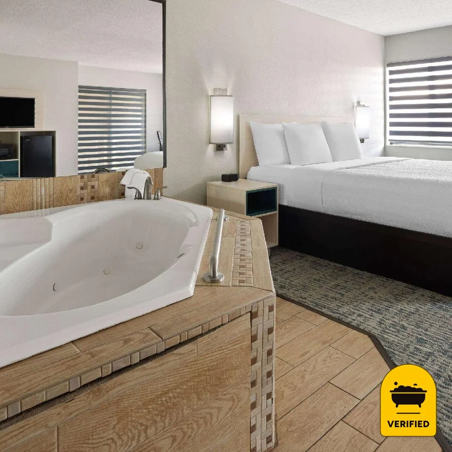 Baymont by Wyndham LaGrange: the Deluxe King Jacuzzi Suite in LaGrange, GA