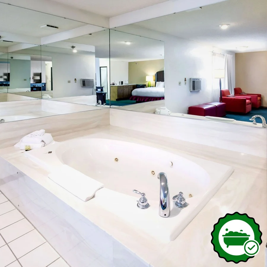 Alliance Hotel & Suites, a Howard Johnson by Wyndham - Verified Jacuzzi In-Room