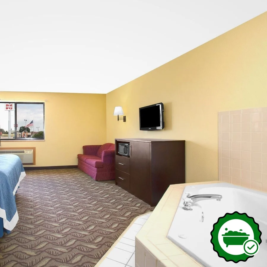 Days Inn by Wyndham North Platte - Verified Jacuzzi In-Room